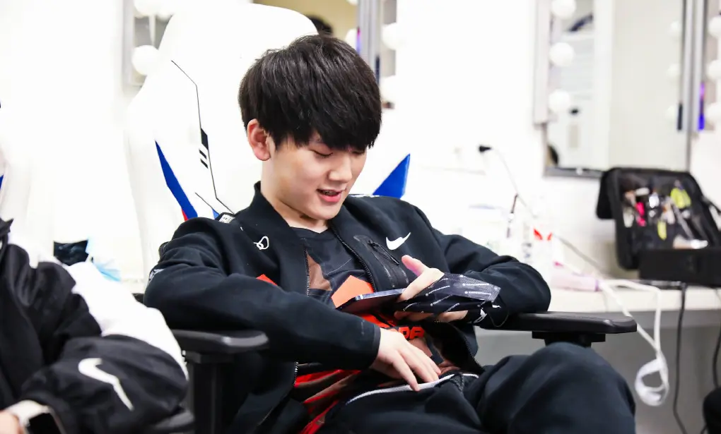 HKA鏖战100T,JackeyLove操刀奇招英雄翻盘激烈交锋四强赛,引爆全场热议 HKA鏖战100T,JackeyLove操刀奇招英雄翻盘激烈交锋四强赛,引爆全场热议